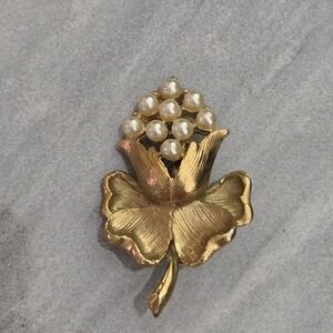 Vintage 1970s Brushed Gold Tone Flower And Faux Pearl Brooch Pin